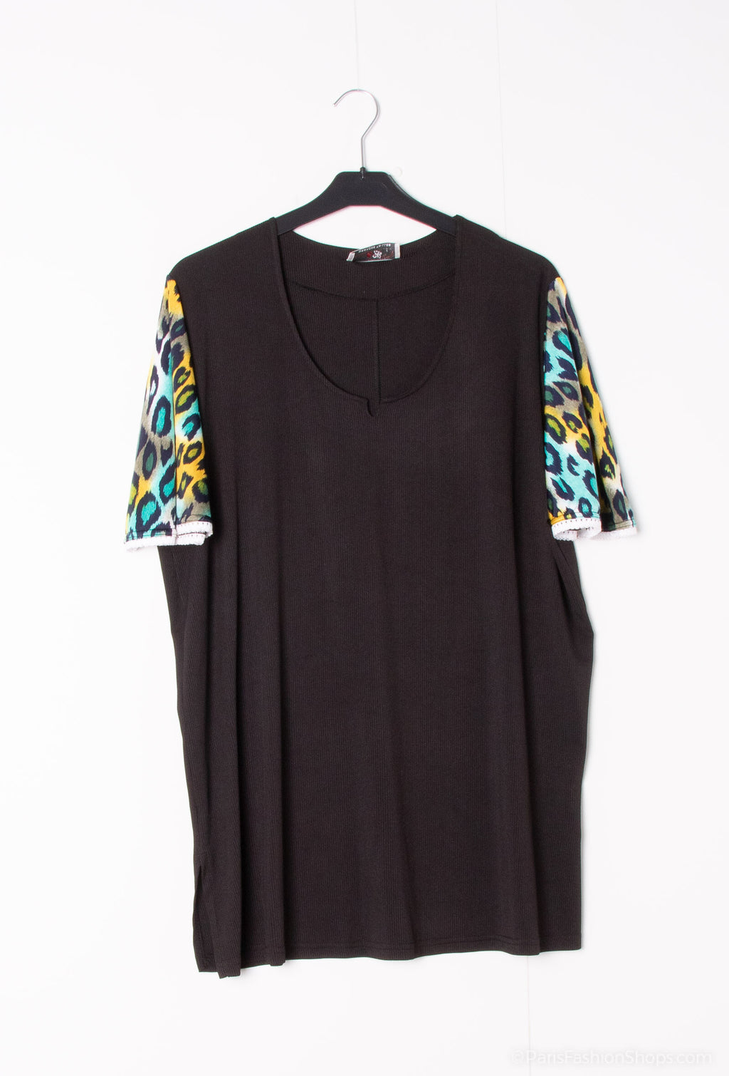 Plus Size REF:H5137 Length: 82 cm. Round neck blouses with flared printed sleeves and lace