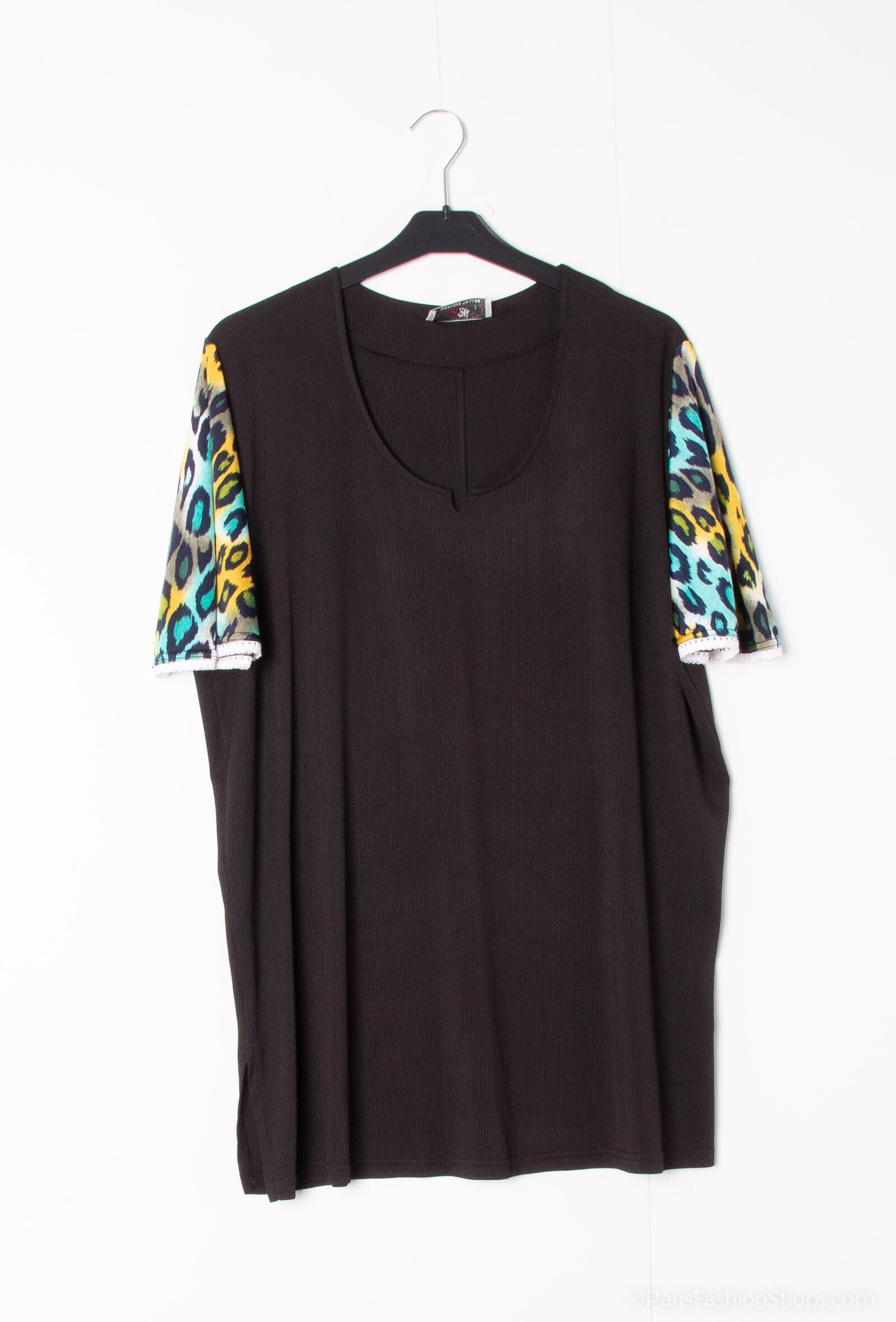 Plus Size REF:H5137 Length: 82 cm. Round neck blouses with flared printed sleeves and lace