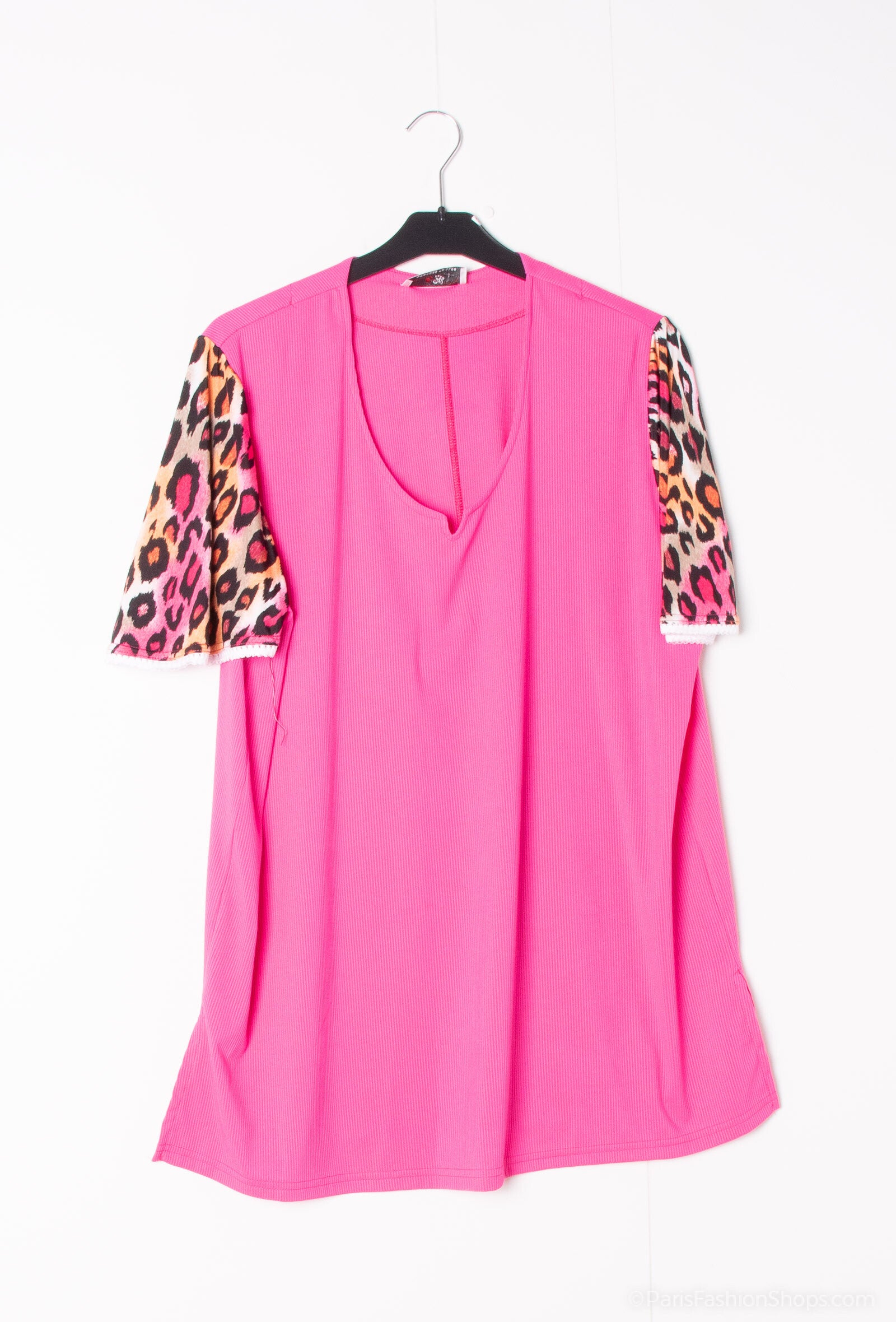 Plus Size REF:H5137 Length: 82 cm. Round neck blouses with flared printed sleeves and lace