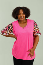 REF:H5137 Length: 82 cm. Round neck blouses with flared printed sleeves and lace i Stor Storlek