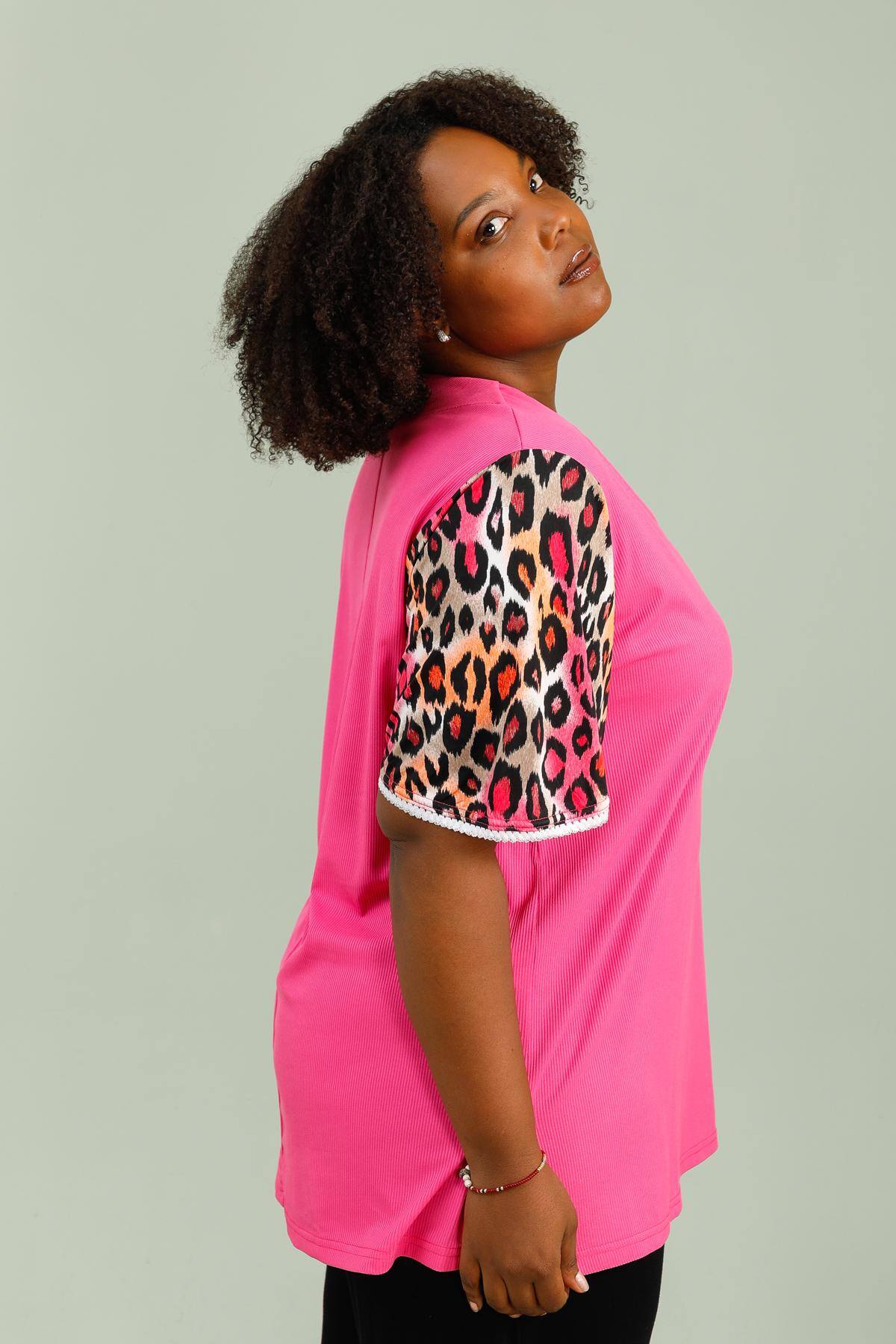 Rundhalsblus med Utsvängda Tryckta Ärmar och Spets i Stor Storlek