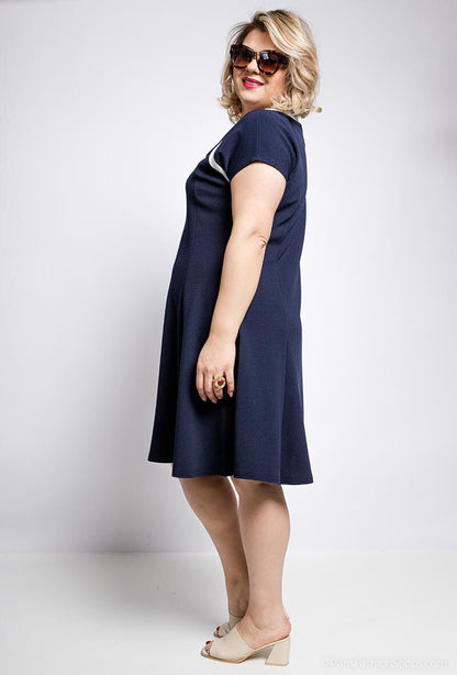 Plus Size Klänning med Kontrasterande Kant