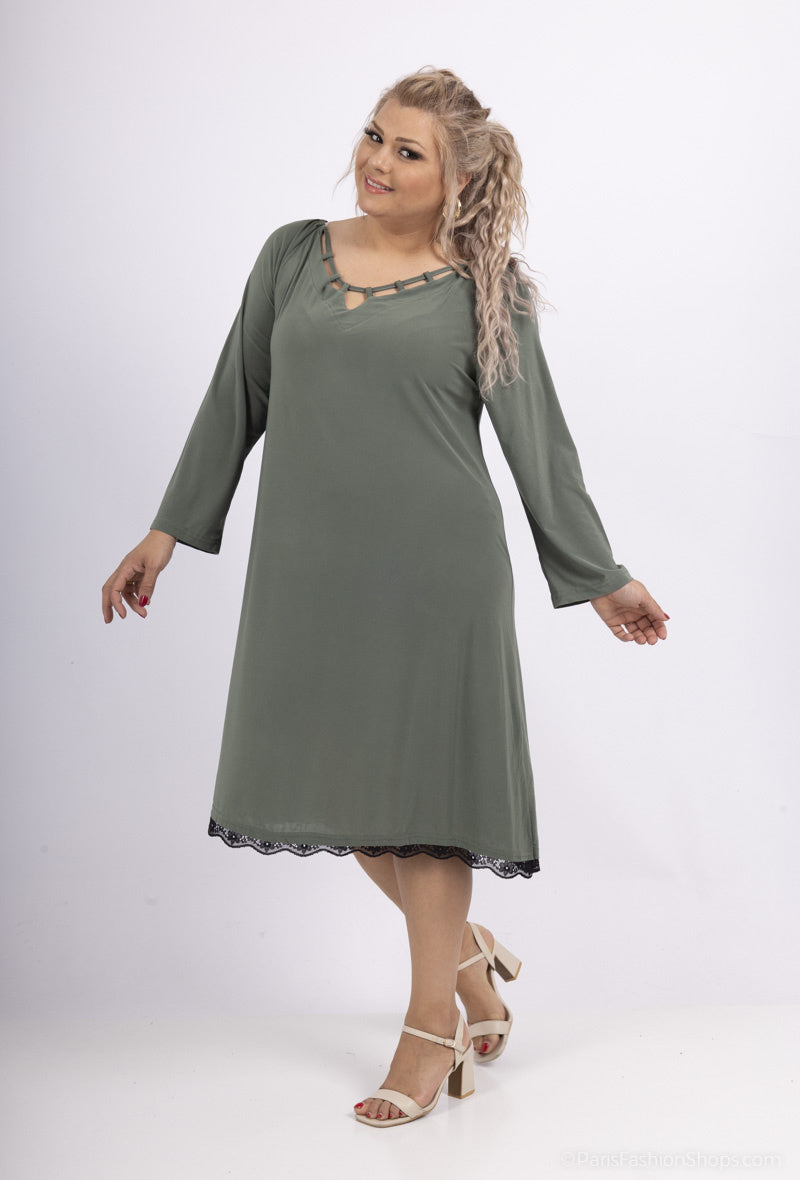 Plus Size Klänning med Öppen Krage och Spets