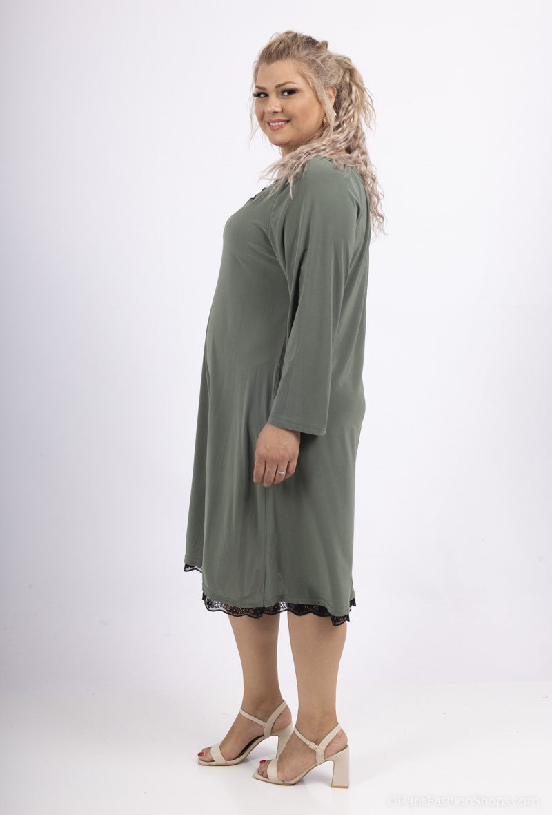 Plus Size Klänning med Öppen Krage och Spets
