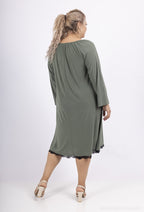 Plus Size Klänning med Öppen Krage och Spets