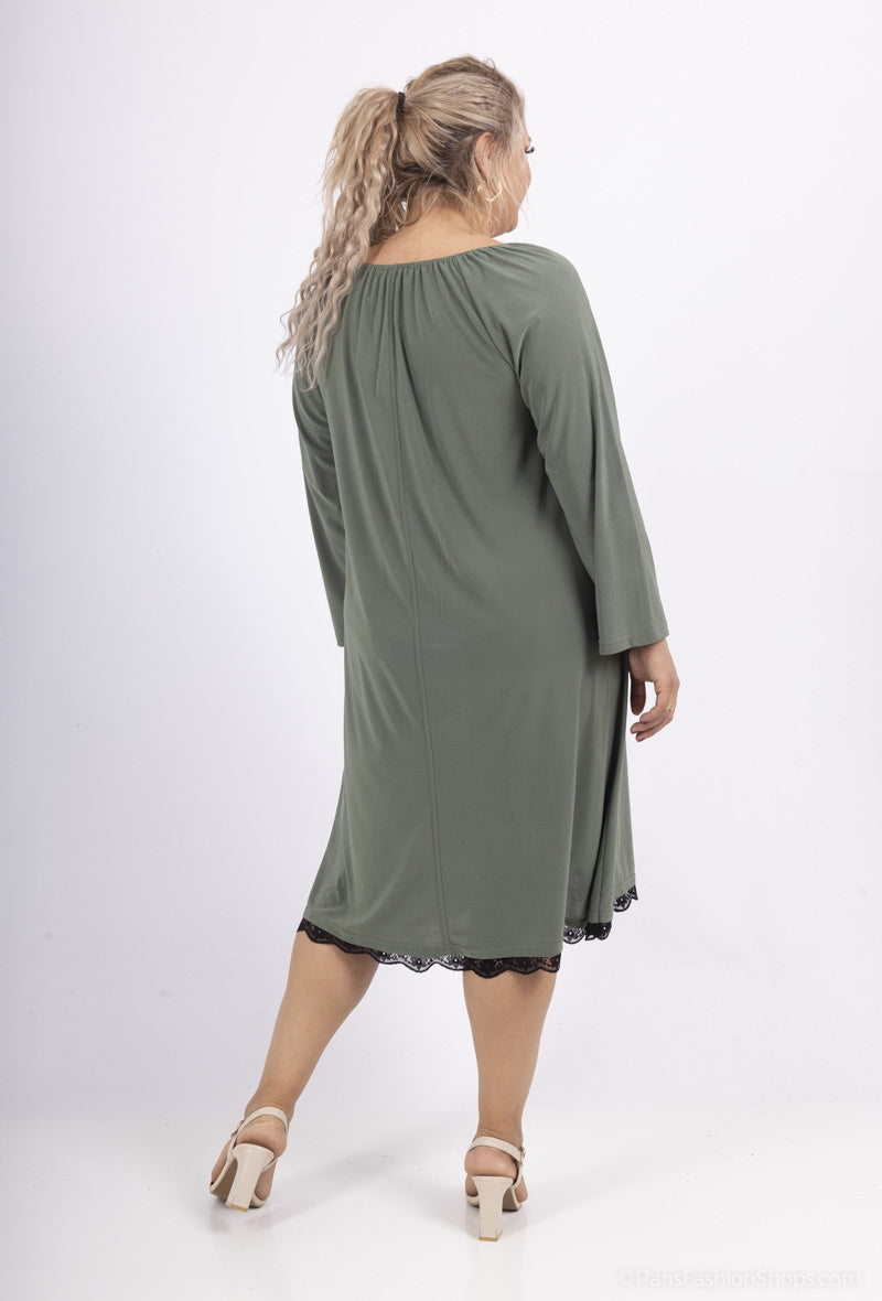 Plus Size Klänning med Öppen Krage och Spets