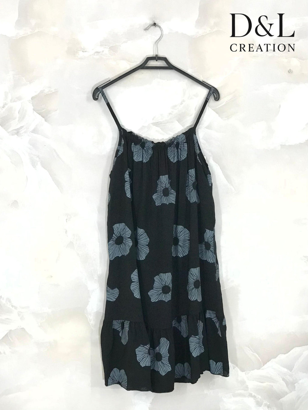 Kort mönstrad klänning med tunna axelremmar i storlek 38 till 48 i Stor Storlek