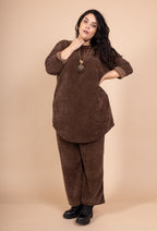 Velvet dress with necklace sizes T38 to T50 i Stor Storlek