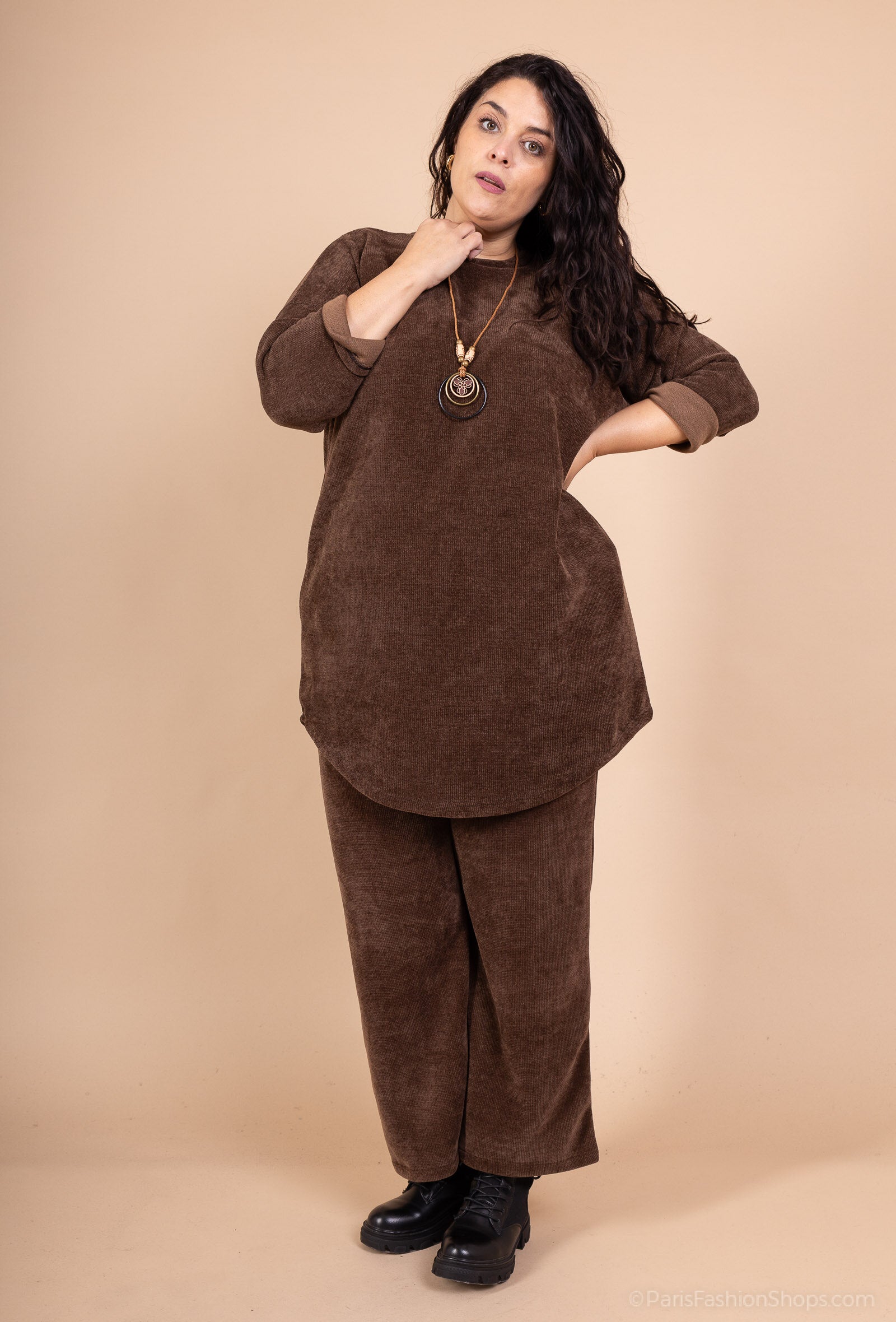 Velvet dress with necklace sizes T38 to T50 i Stor Storlek