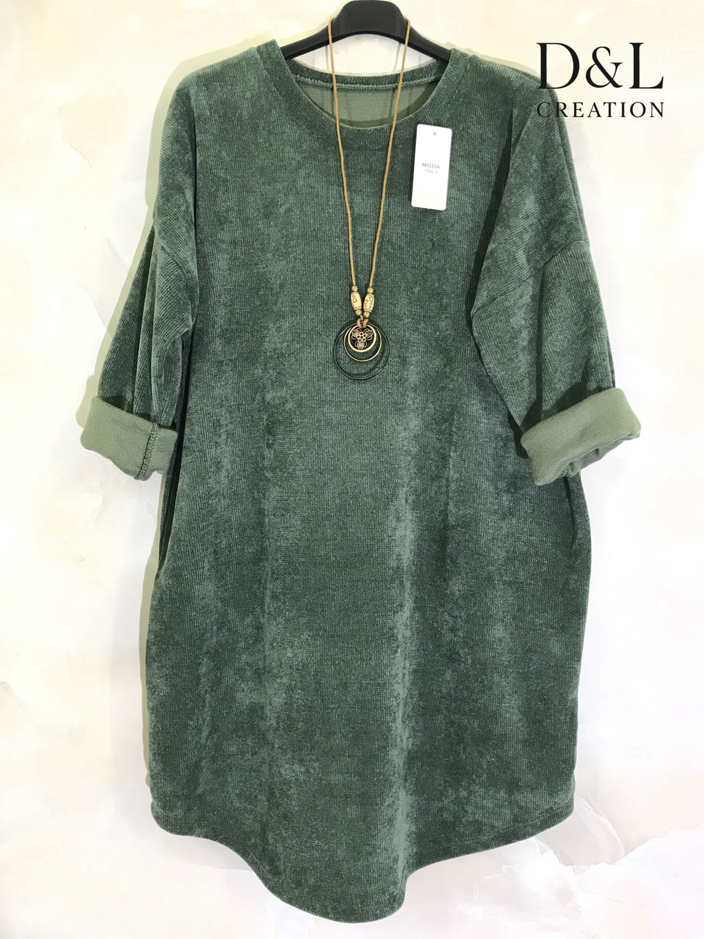 Velvet dress with necklace sizes T38 to T50 i Stor Storlek