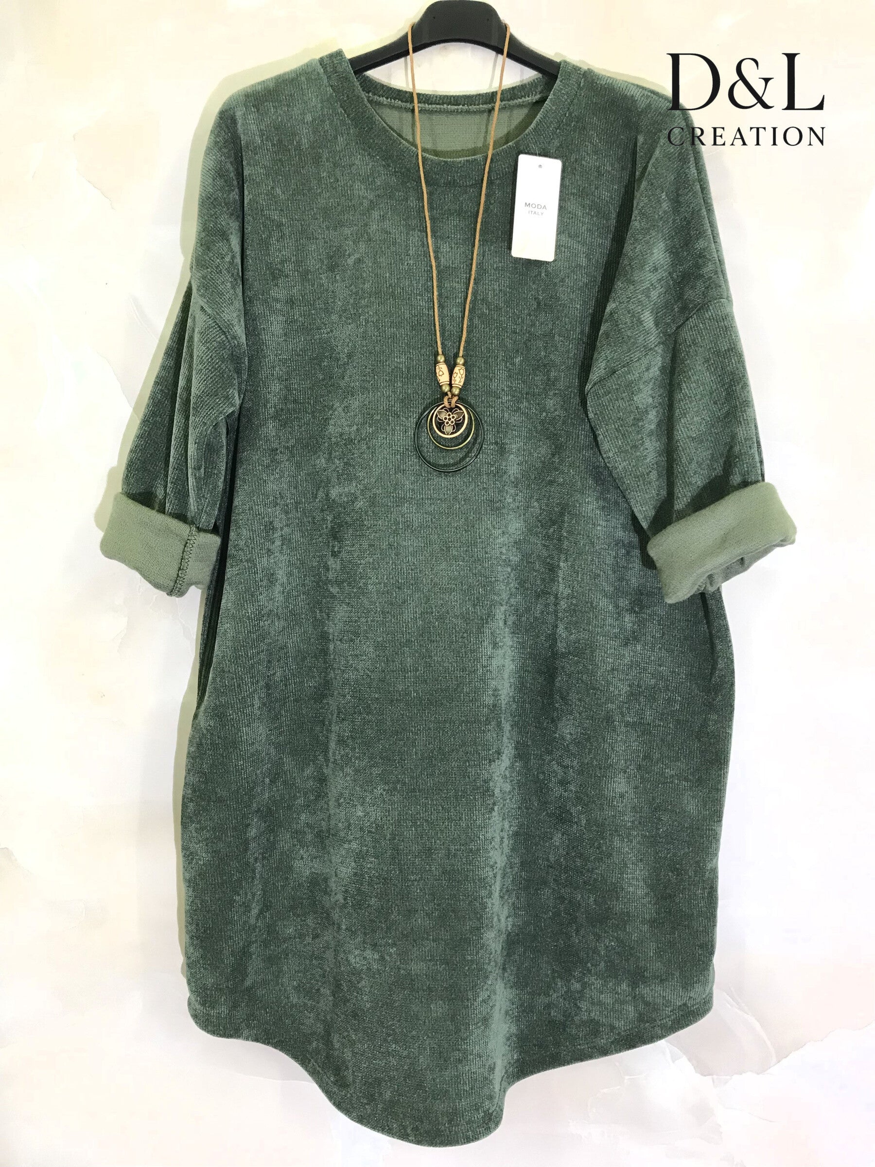 Velvet dress with necklace sizes T38 to T50 i Stor Storlek