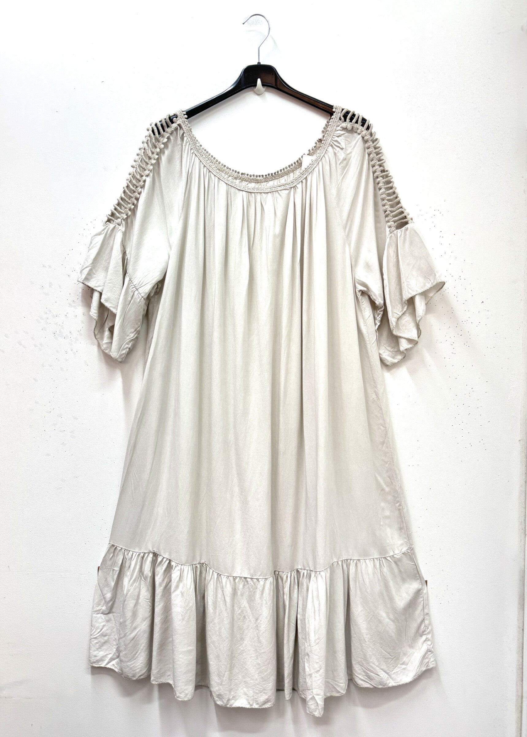 Plus Size Flowy Dress med Utskurna Axlar