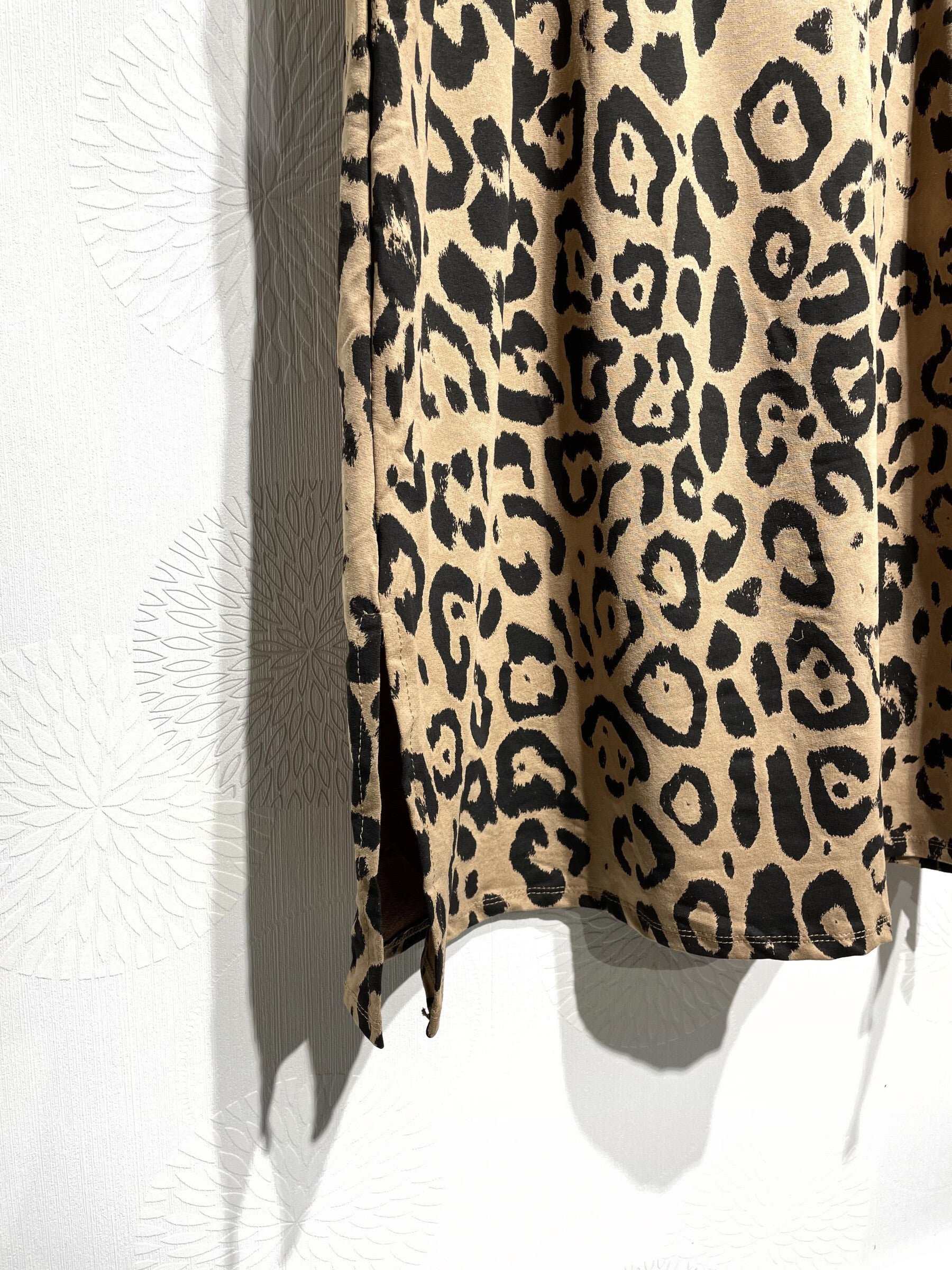 Lång bomulds klänning med leopardmönster, storlekar T38 till T52 i Stor Storlek