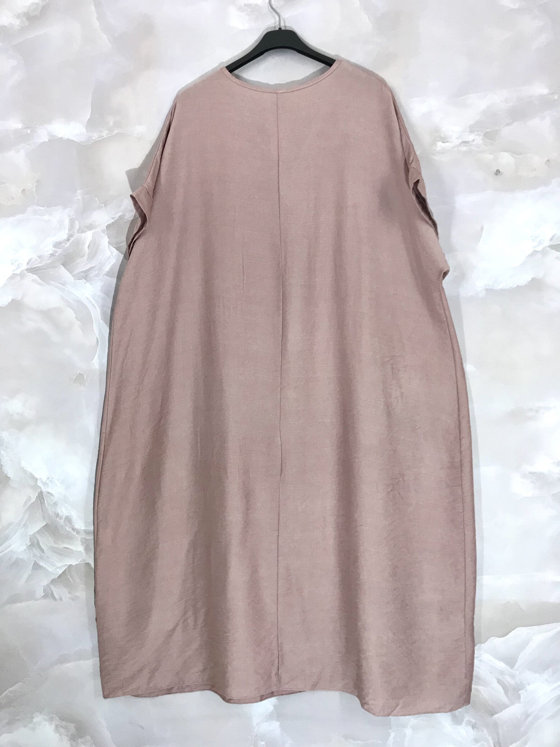 Plus Size Långklänning med Korta Ärmar och Silverblomma