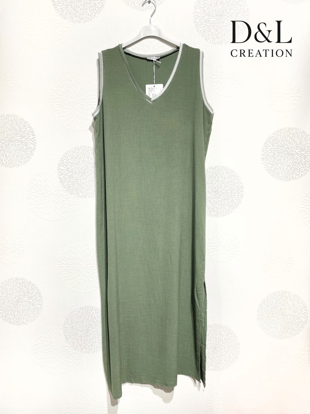Plus Size Long sleeveless dress V -neck 70% Lin T38 at T52+