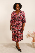 Trapeze dress with ruffled flared sleeves print i Stor Storlek