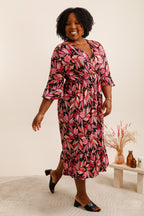 Trapeze klänning med volangärmar i stor storlek