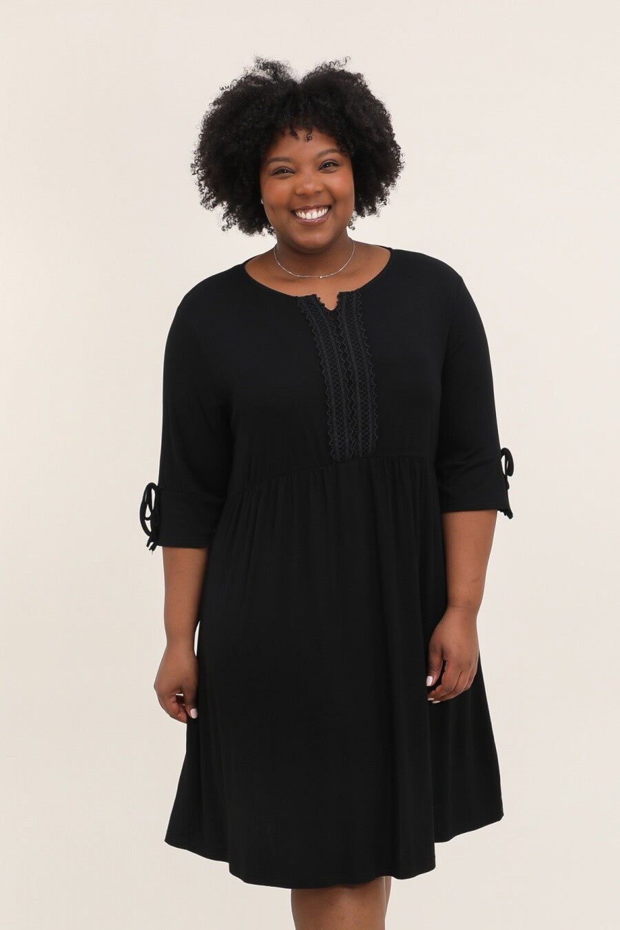 Tunikaklänning med spetskrage i stor storlek