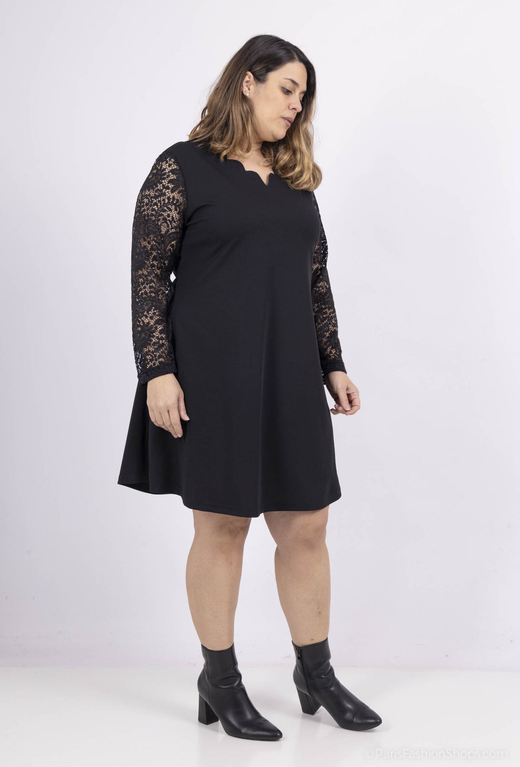 Plus Size V-ringad klänning med spetsärmar