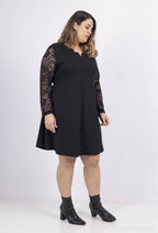 Plus Size V-ringad klänning med spetsärmar