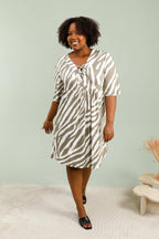 V -neck print dresses with fluid knot i Stor Storlek