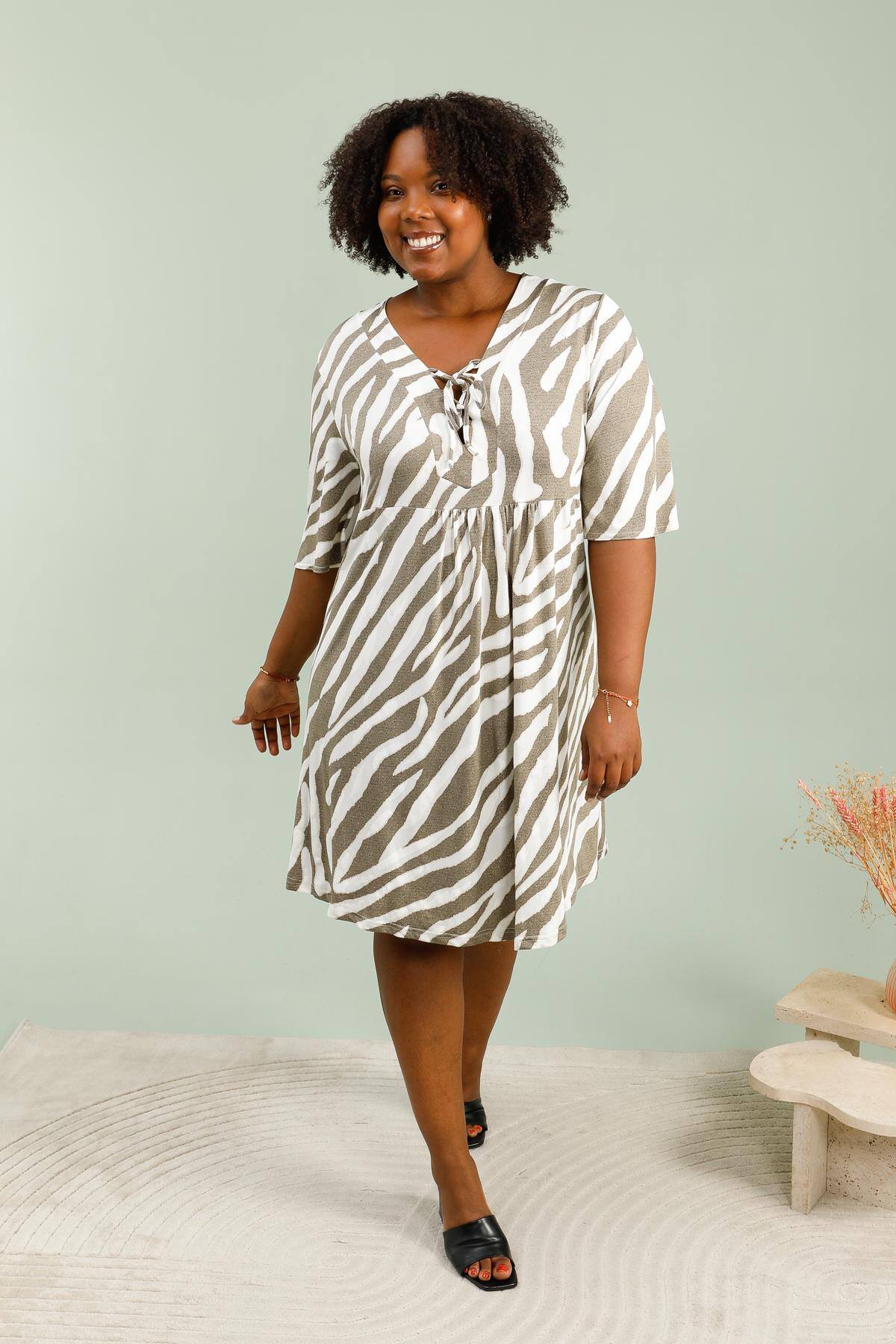 V -neck print dresses with fluid knot i Stor Storlek