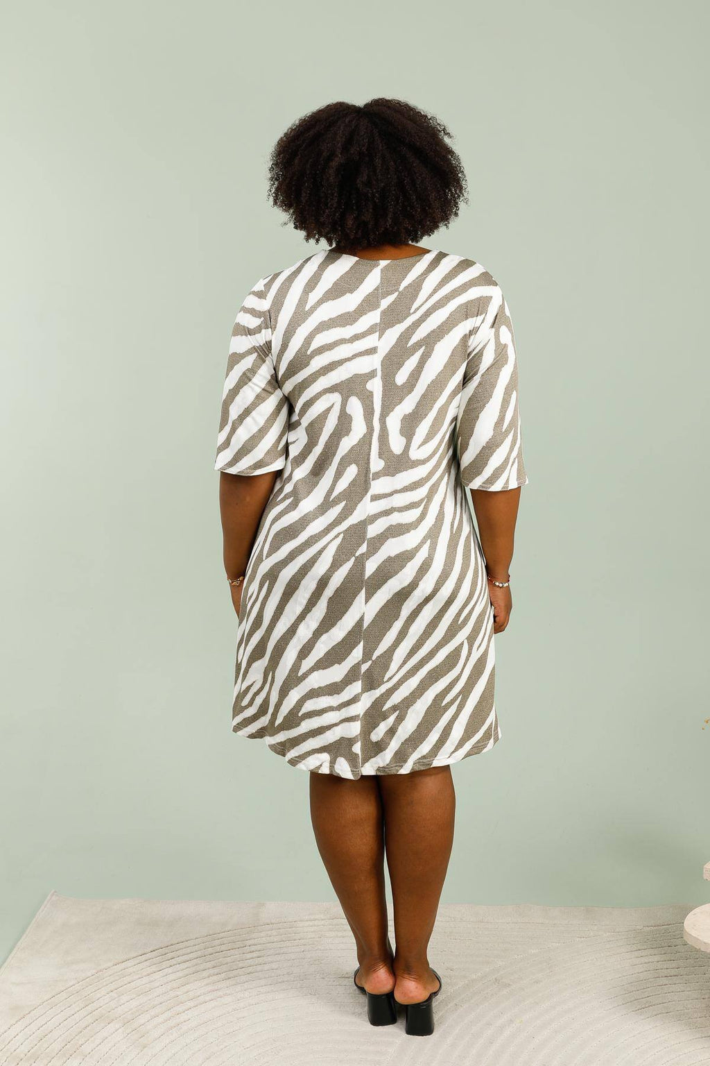 V-ringad tryckt klänning med flytande knut i stor storlek