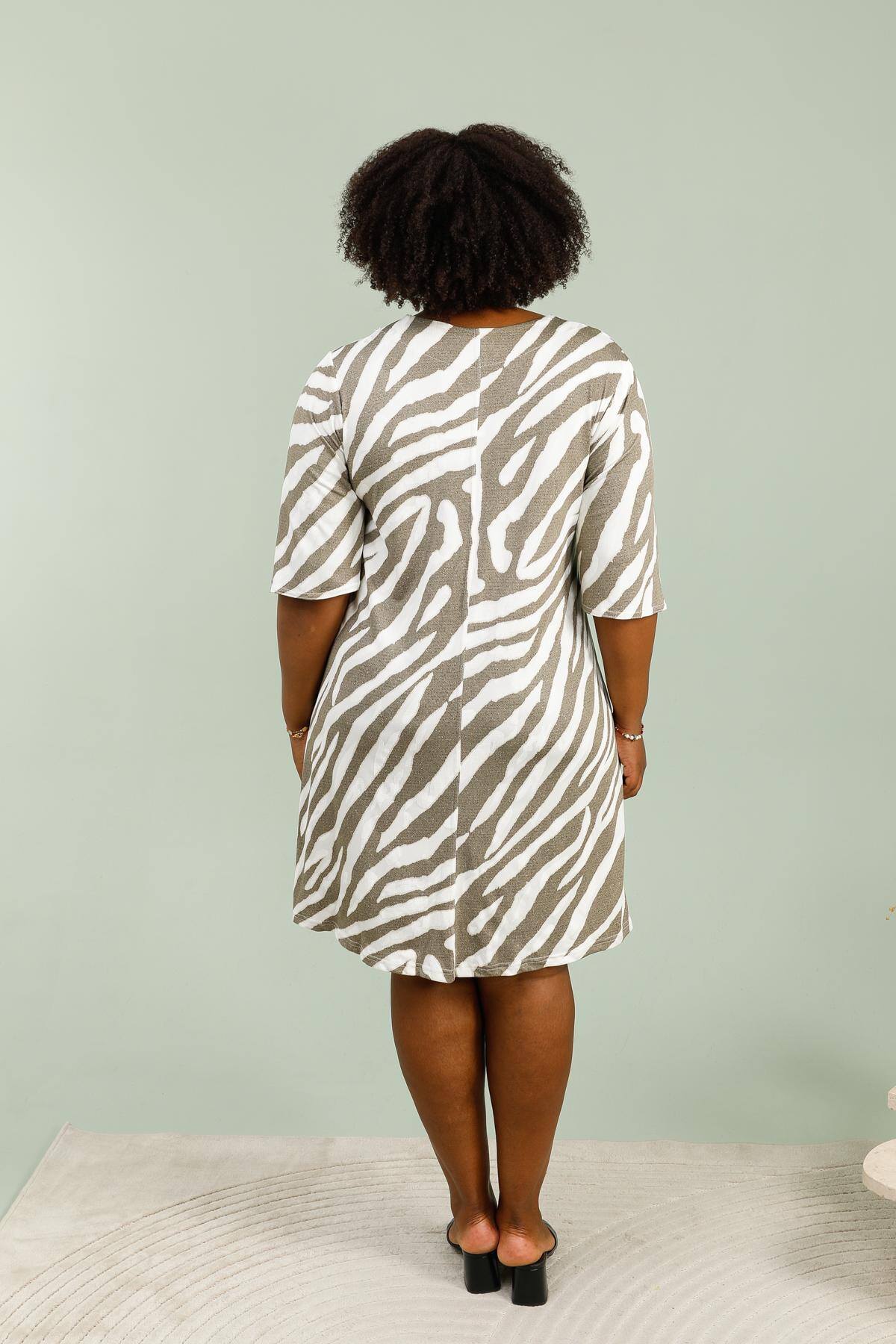 V-ringad tryckt klänning med flytande knut i stor storlek