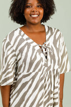 V-ringad tryckt klänning med flytande knut i stor storlek