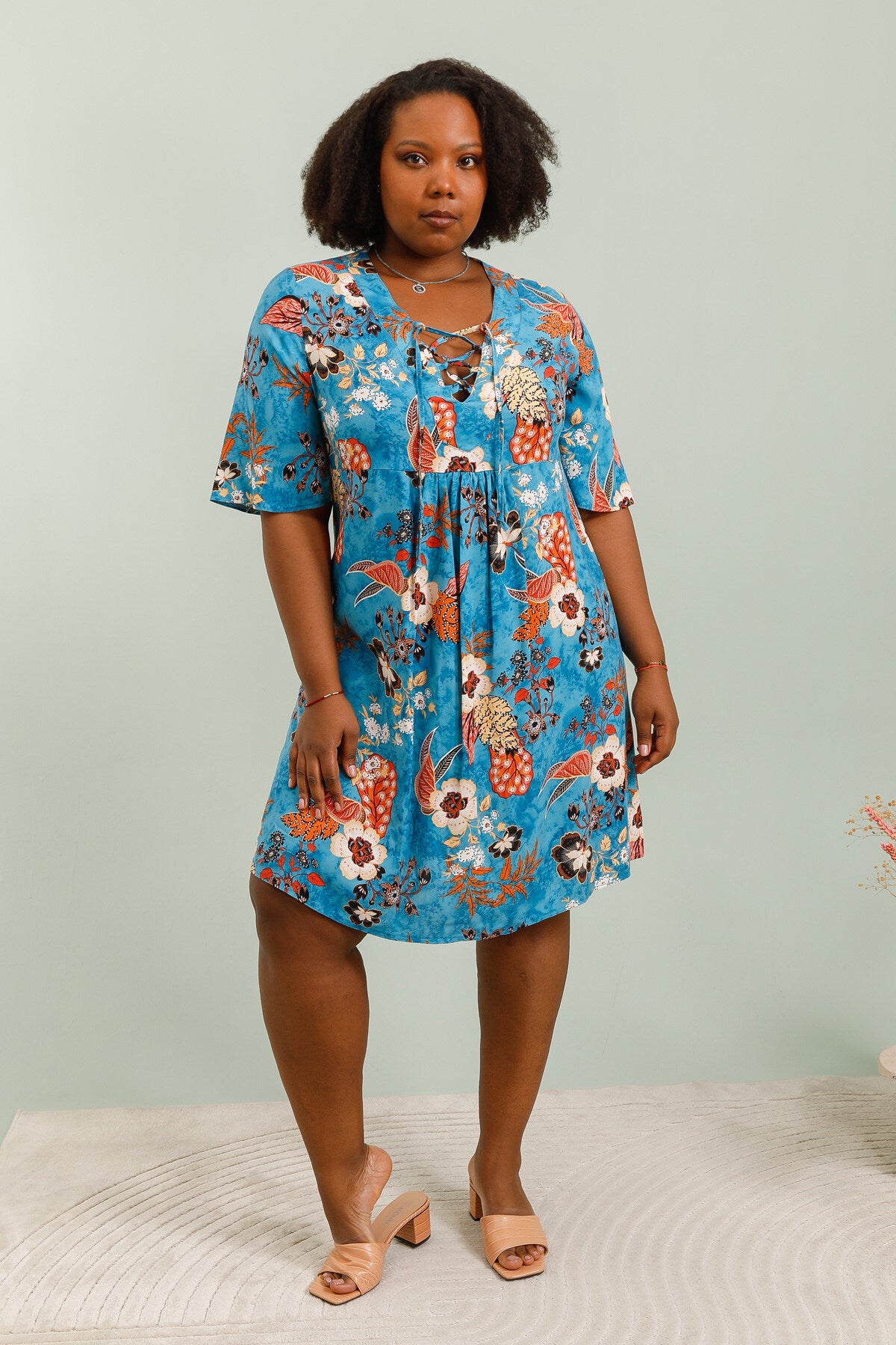 V -neck print dresses with viscose knot i Stor Storlek