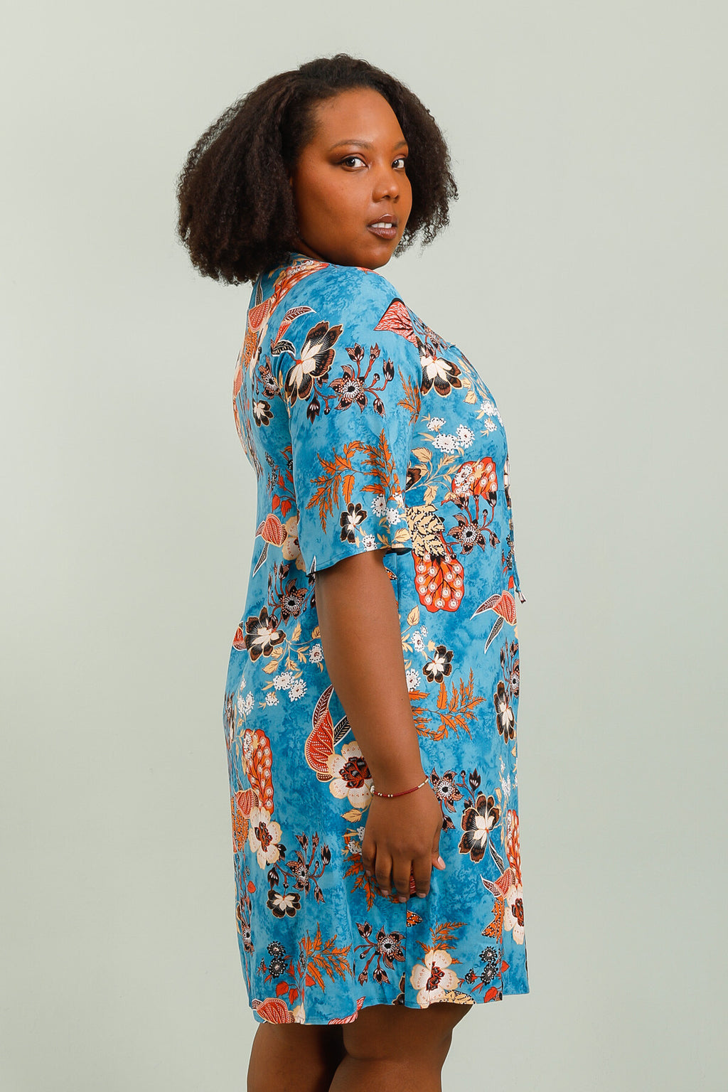 V-ringad mönstrad klänning med viskosknut i stor storlek