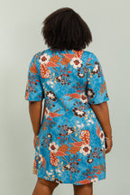 V-ringad mönstrad klänning med viskosknut i stor storlek