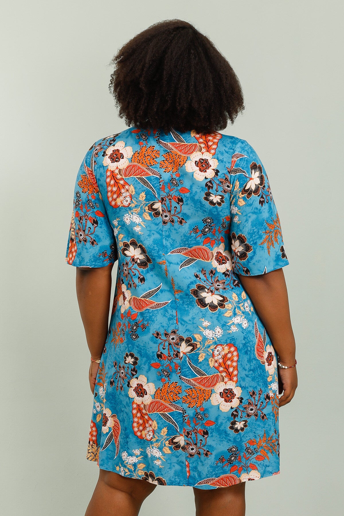 V-ringad mönstrad klänning med viskosknut i stor storlek