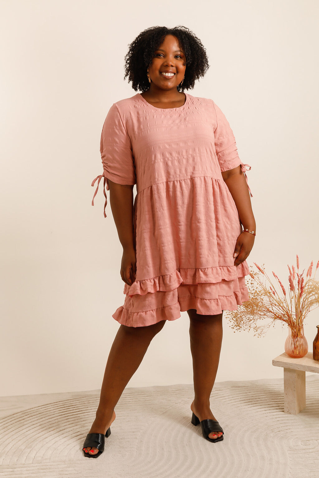 Dresses in short -sleeved bubble fabrics with large node i Stor Storlek