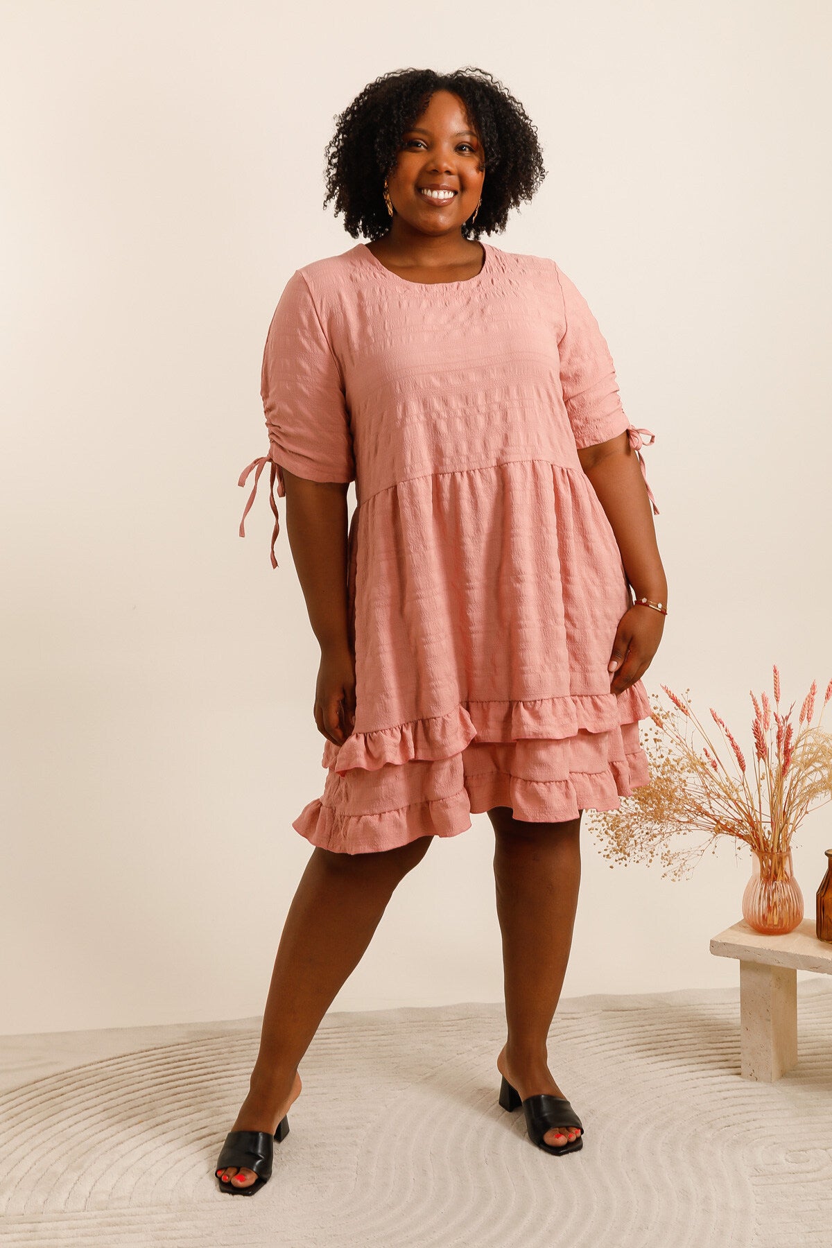 Dresses in short -sleeved bubble fabrics with large node i Stor Storlek