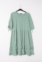 Plus Size Dresses in short -sleeved bubble fabrics with large node