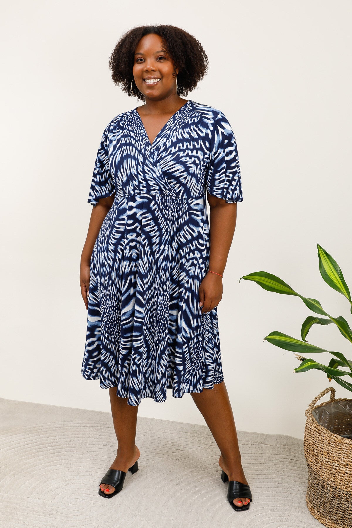 Kortärmad trapeziusklänning i stor storlek