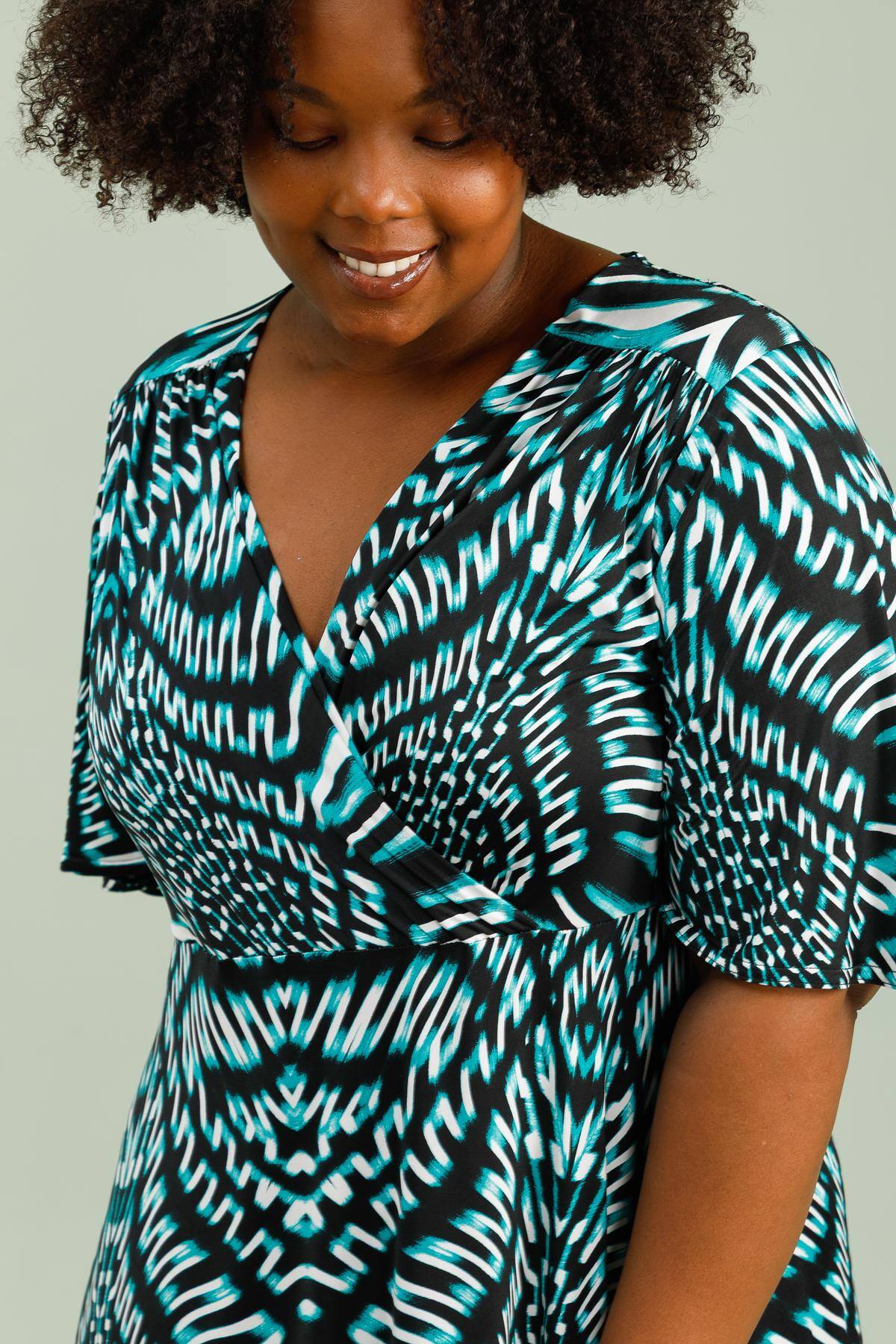 Kortärmad trapeziusklänning i stor storlek