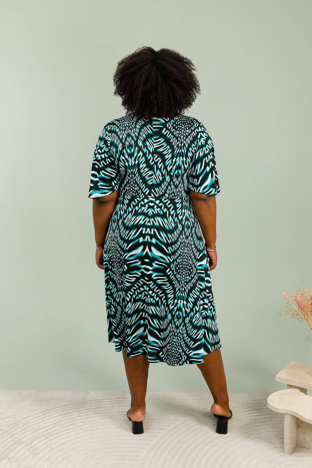 Kortärmad trapeziusklänning i stor storlek