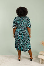 Kortärmad trapeziusklänning i stor storlek