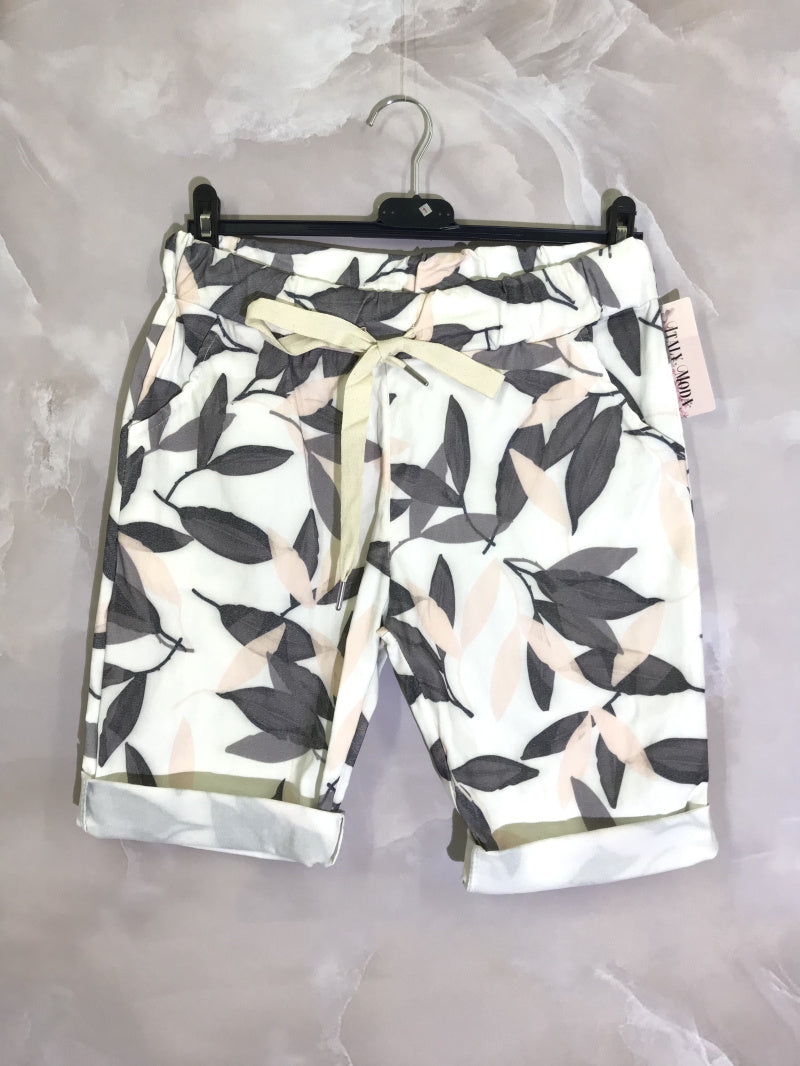 Plus Size Foliage Print Shorts