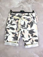 Plus Size Foliage Print Shorts
