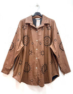 Faux läder overskjorta med laserskärningar i Stor Storlek