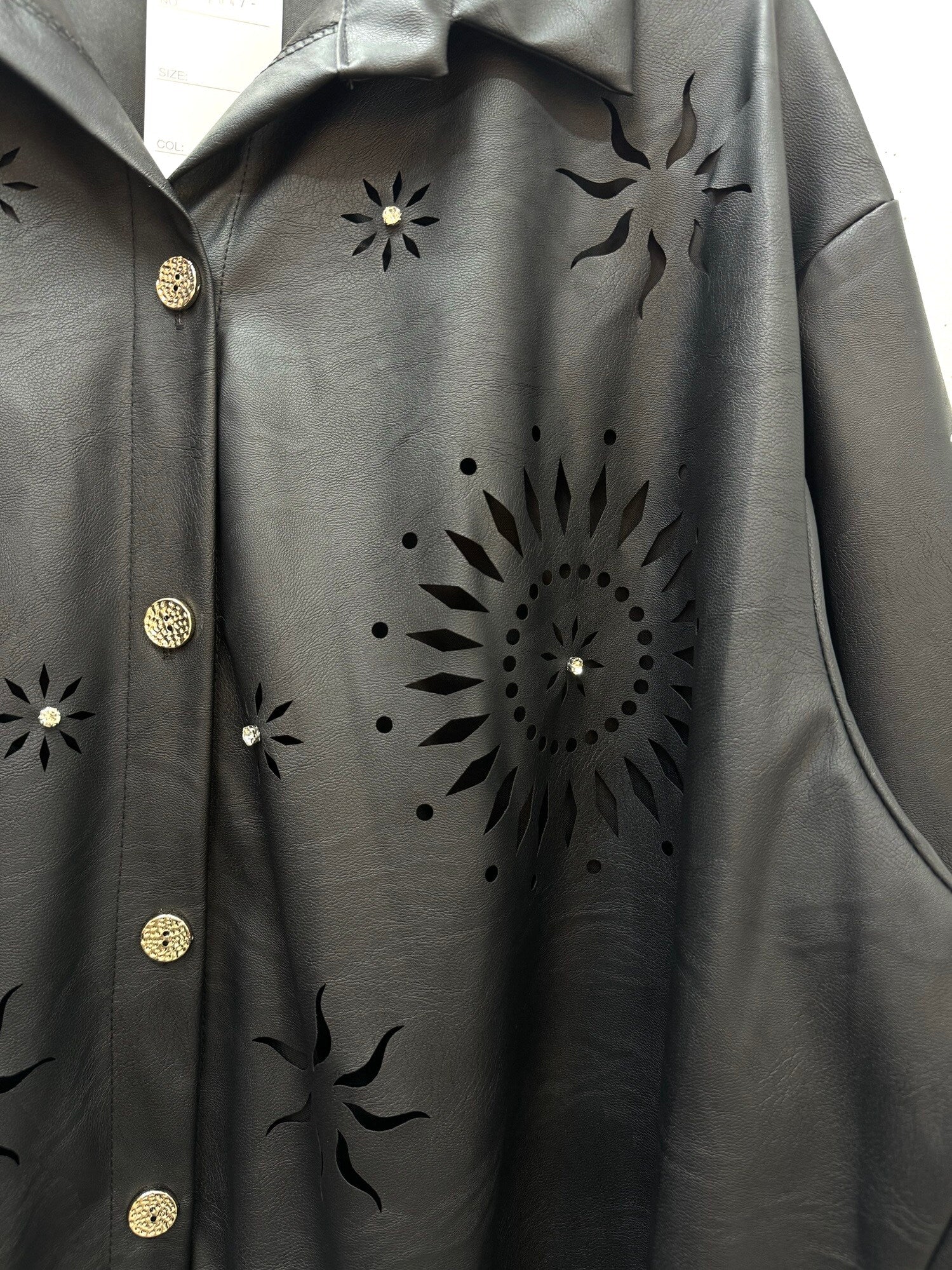 Faux läder overskjorta med laserskärningar i Stor Storlek