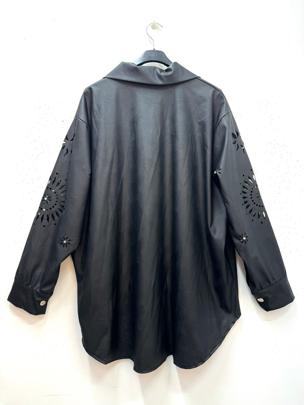 Faux läder overskjorta med laserskärningar i Stor Storlek