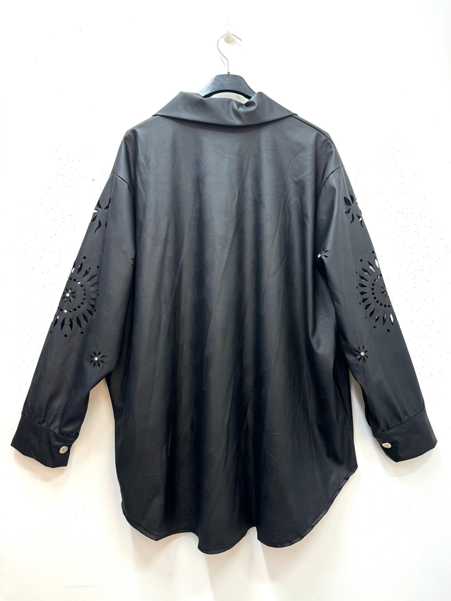 Faux läder overskjorta med laserskärningar i Stor Storlek