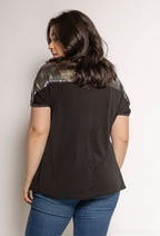 Plus Size T-shirt med Glittrig Yoke
