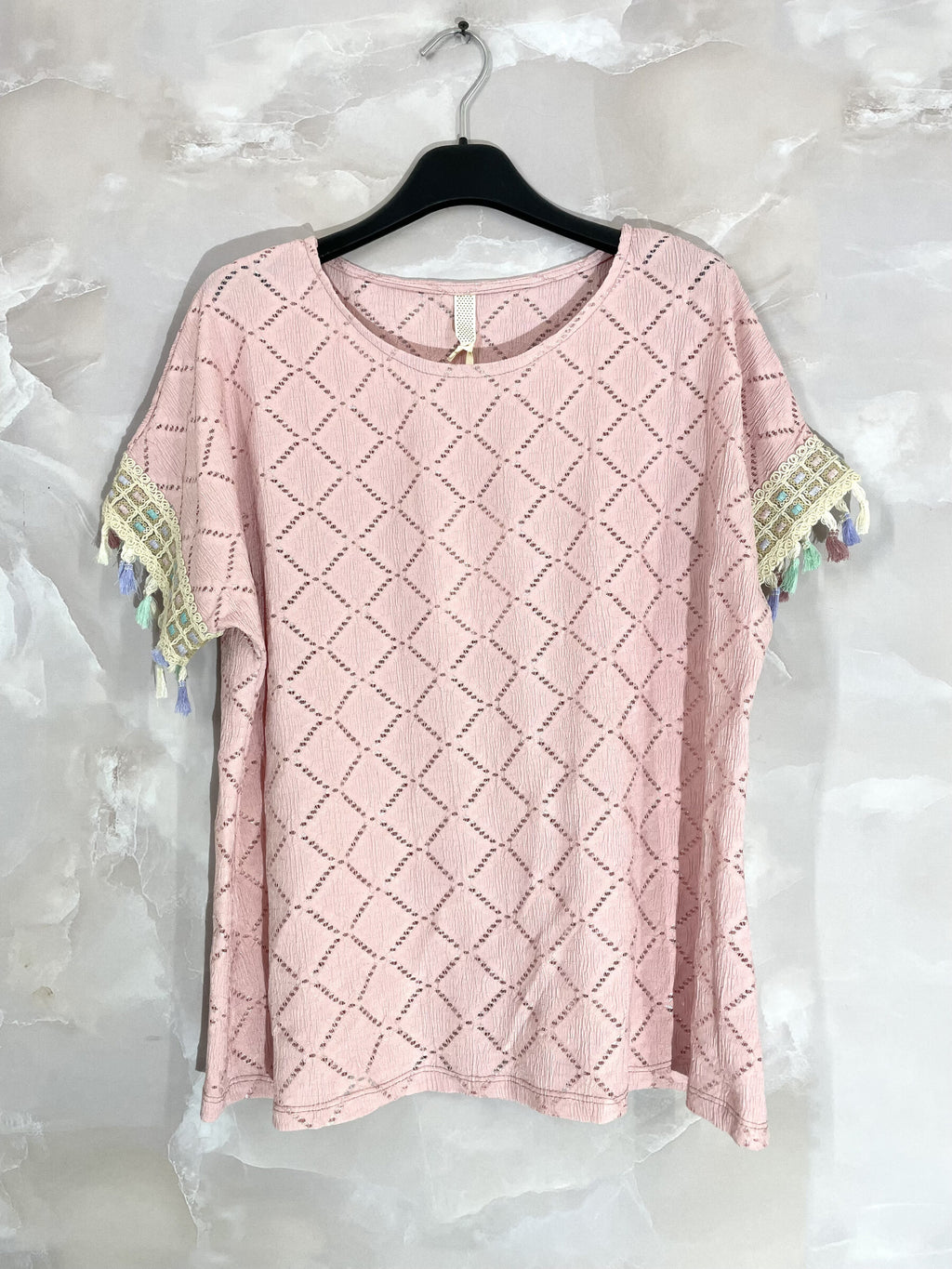 Plus Size Top med Öppen Arbetsmönster och Färgglada Pompoms