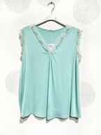 Plus Size Ultra Stretch Basic Top med Spets V-hals