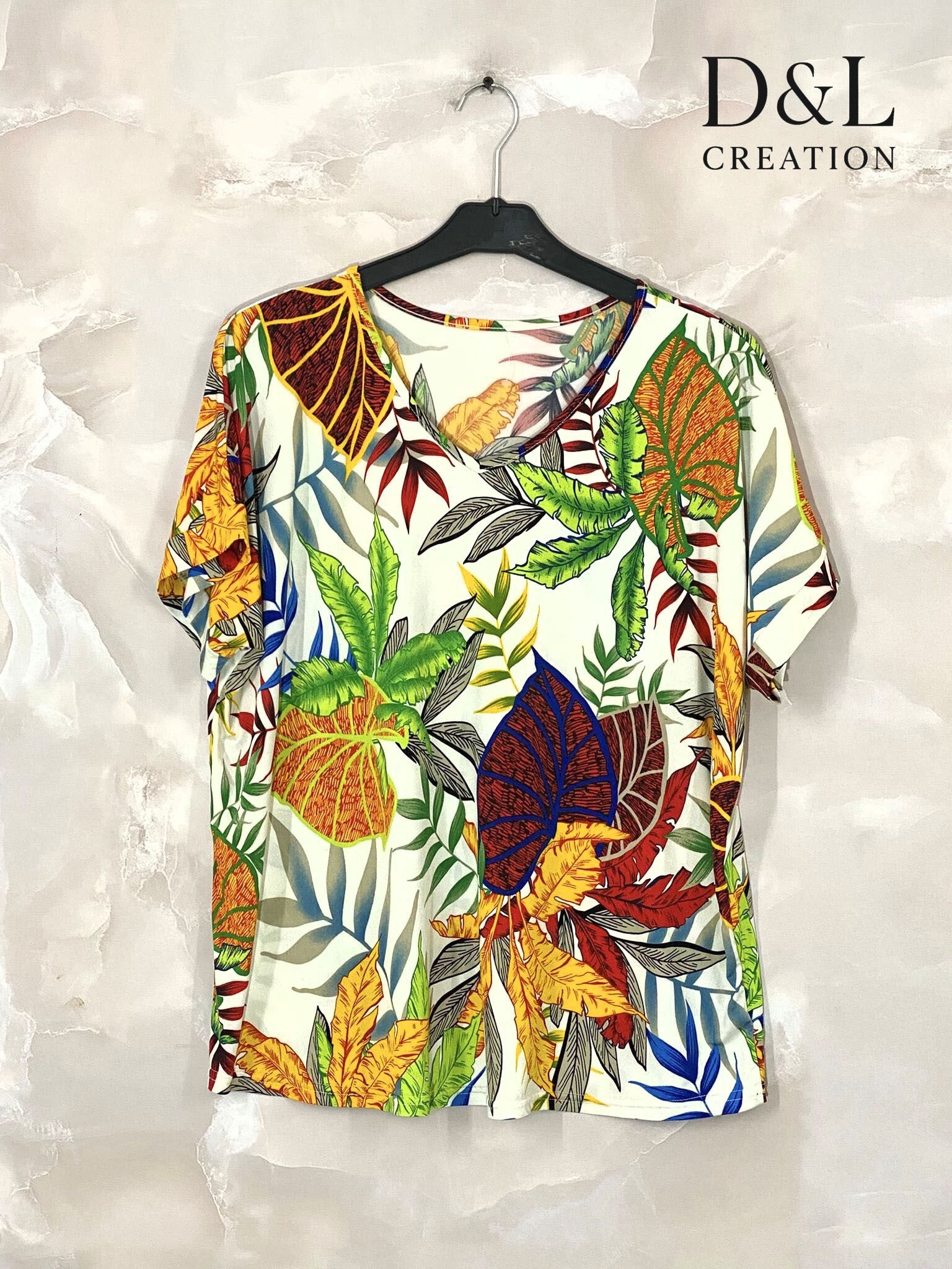 V-ringad topp med tryck i kristallstorlekar 38 till 48 i Stor Storlek